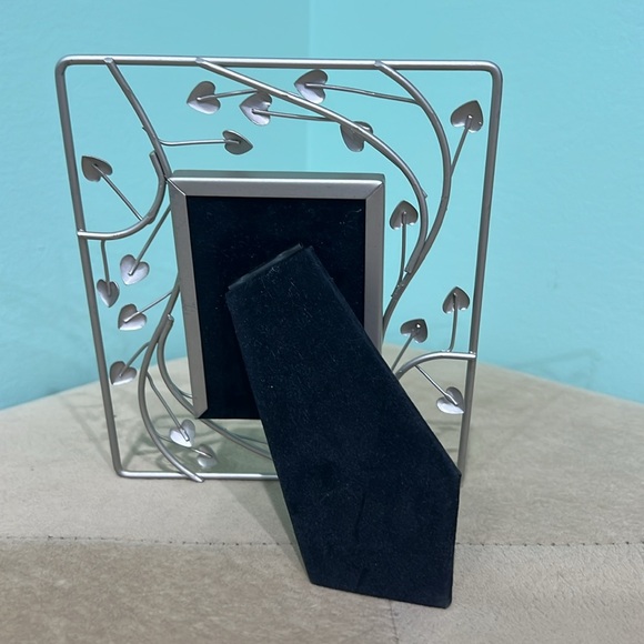 Silver hearts on vines metal free standing photo frame. 2.5 x 3.5 in photo size. - Picture 3 of 5